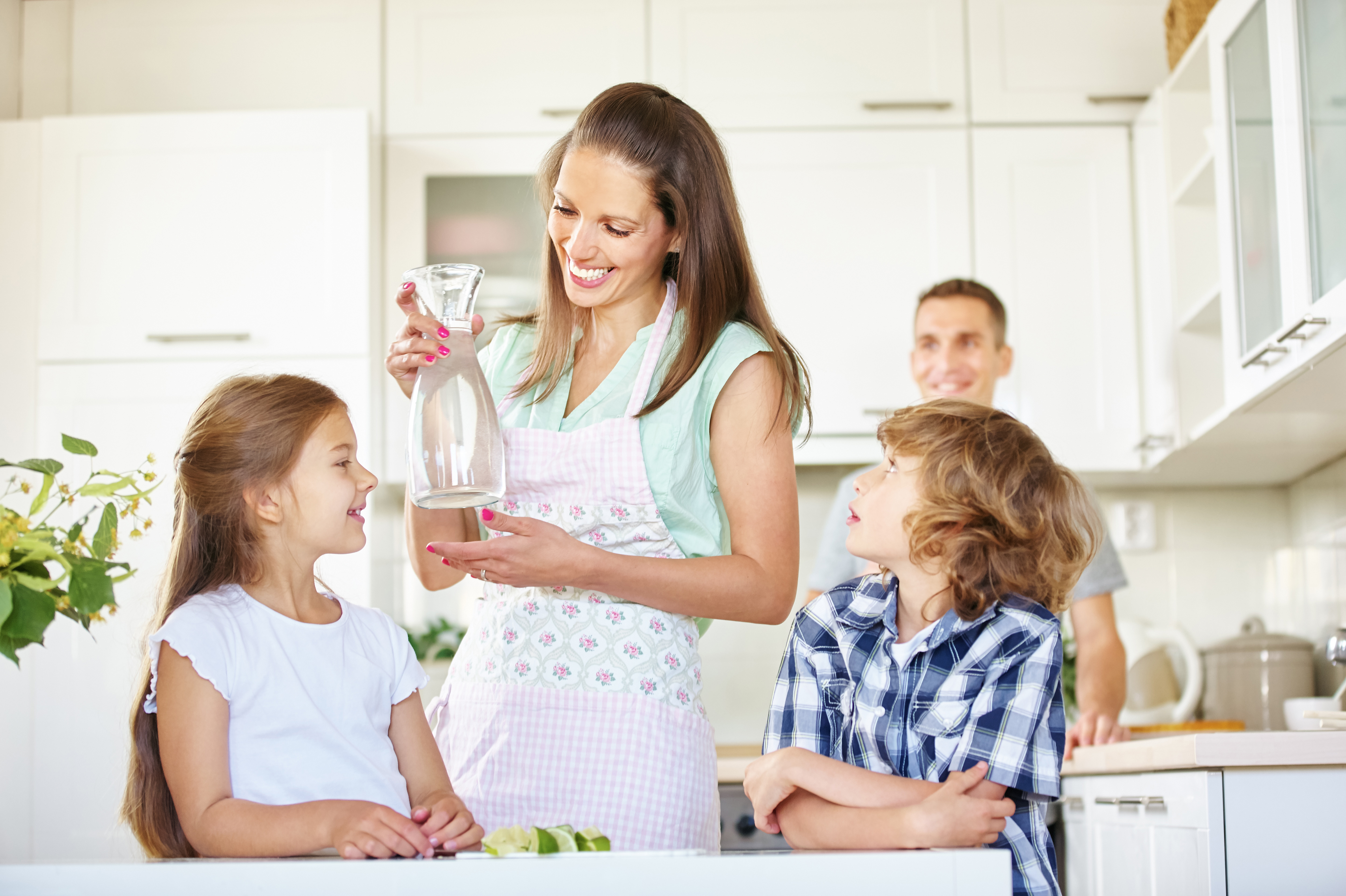 Mutter und Kinder mit einer Karaffe