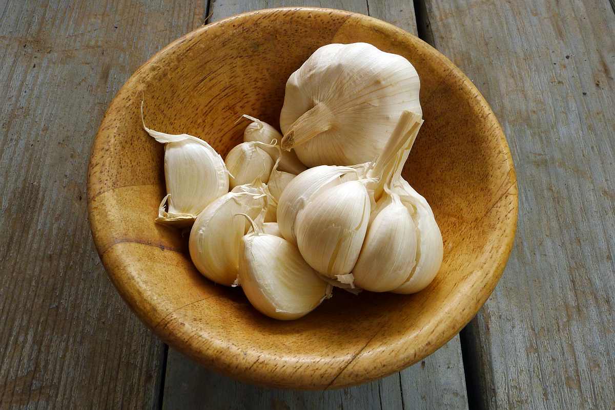 Garlic in a bowl | Healthiest Foods To Eat