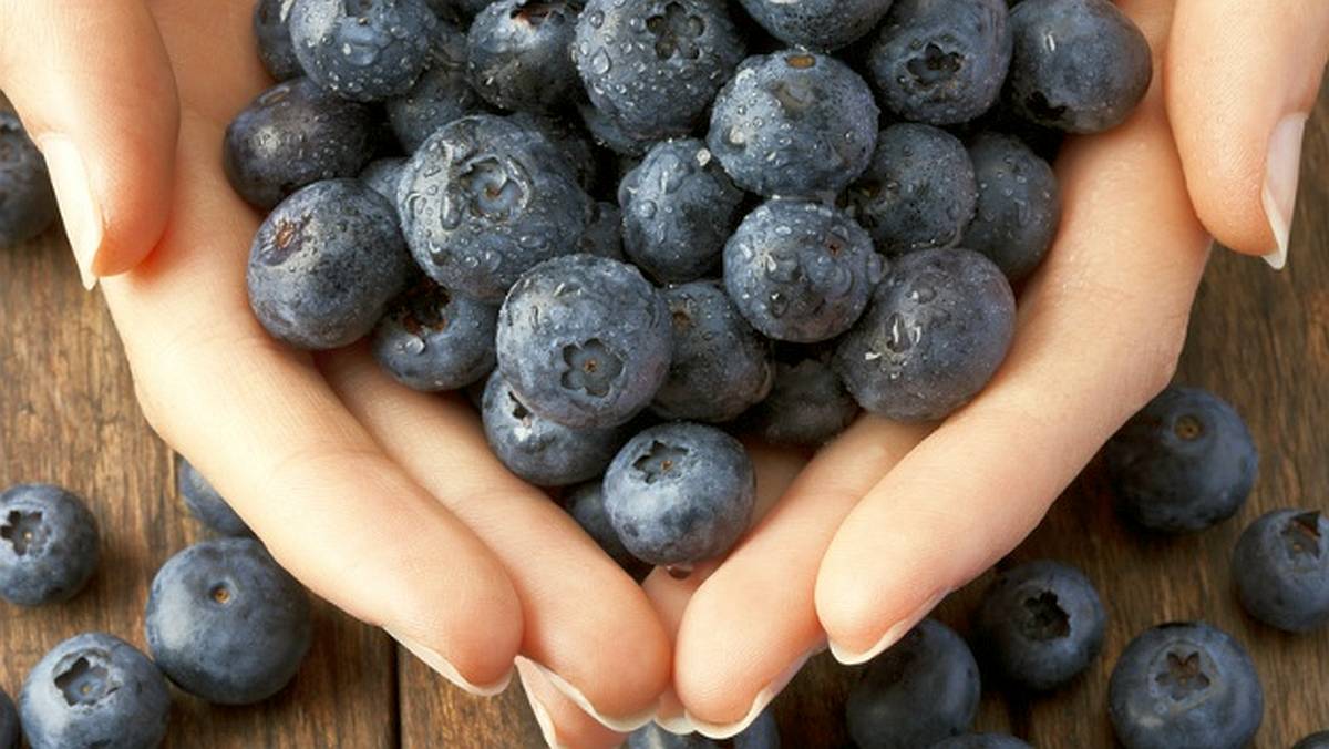 Holding blueberries | Healthiest Foods To Eat
