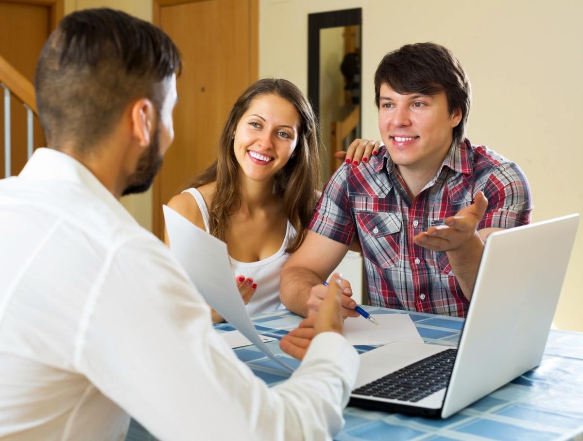 Couple talking to a sales person |Tyent Alkaline Water Ionizer Company Has Much to Offer You