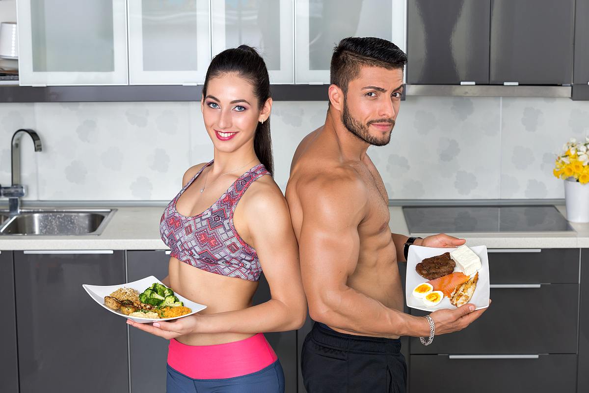 Couple showing meal plan | Alkaline vs Acidic: What's The Difference?