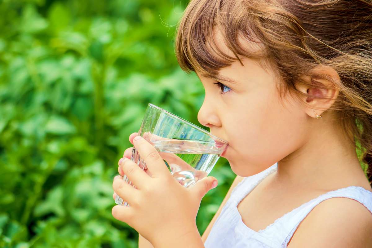 child drinking water | Constipation In Children: Alkaline Foods To Relieve It | chronic constipation in children