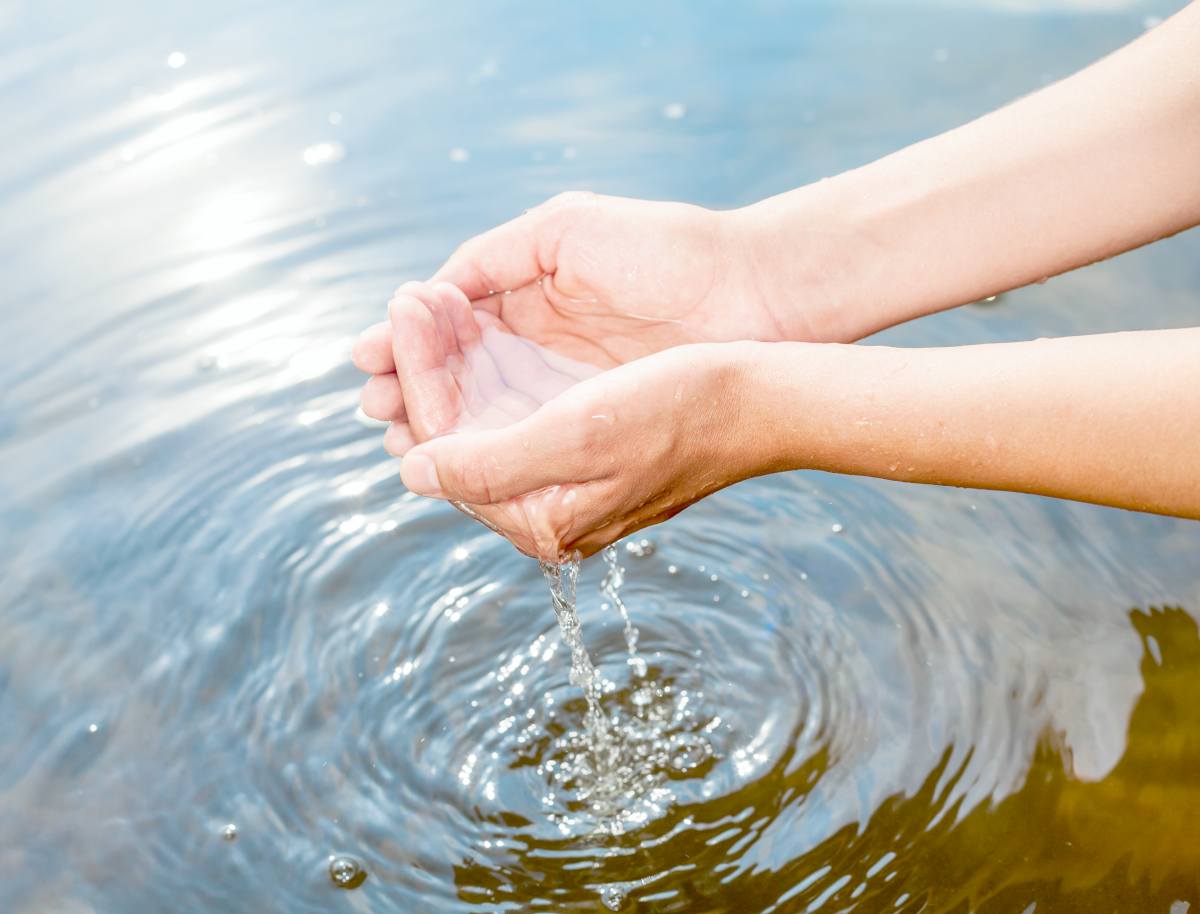 hand in lake | Arsenic In Drinking Water: What Will It Do To Your Health | arsenic poisoning